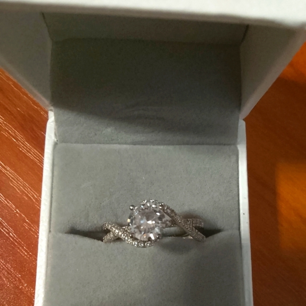 Elegant Silver Twisted Band Ring